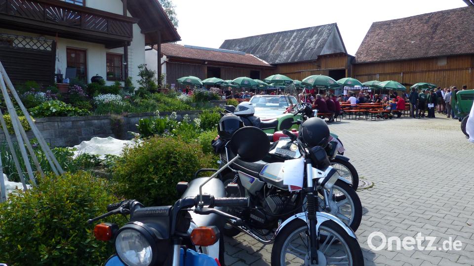 Aufgereiht war die Mopeds vor den Sitzgruppen im Hof vom Meißner-Anwesen in Lerau, wo sich die Gäste stärkten. Bild: sl