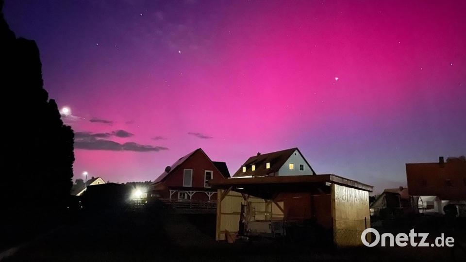 Am Freitagabend waren Polarlichter aber auch über weiten Teilen der Oberpfalz wie hier über Luhe-Wildenau zu sehen. Bild: za