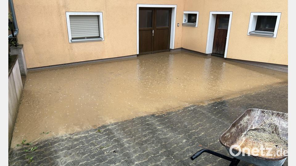 Straßen, Einfahrten und auch Keller in Illschwang hat der Regen überflutet. Bild: no
