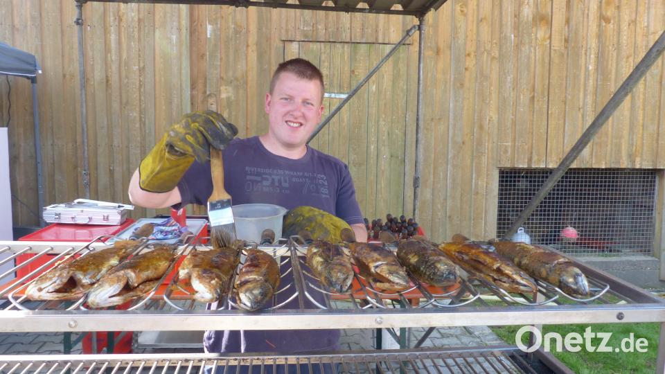 Zu den Leckereien für die Gäste des Oldtimertreffens zählten auch gegrillte Fische. Bild: sl