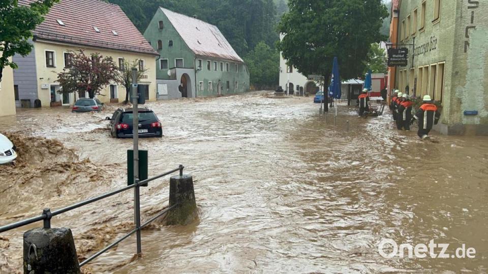 In Kastl wurden ein Lkw und mehrere Autos in die Lauterach gespült: Das &quot;verstopfte&quot; den Durchfluss und verwandelte den Fluß in einen reißenden Strom. Bild: Stefan Braun