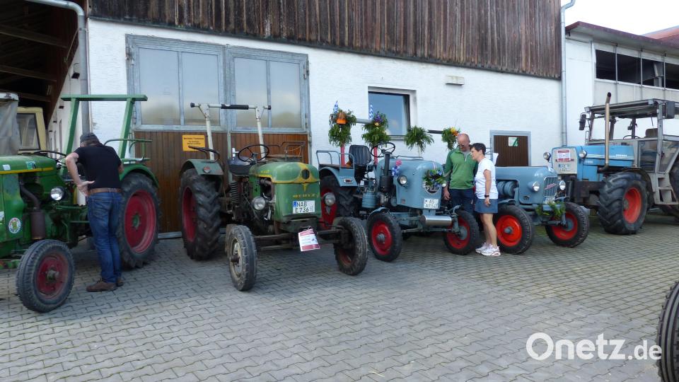 Sogar mit Blumen wurden die Fahrzeuge geschmückt. Bild: sl