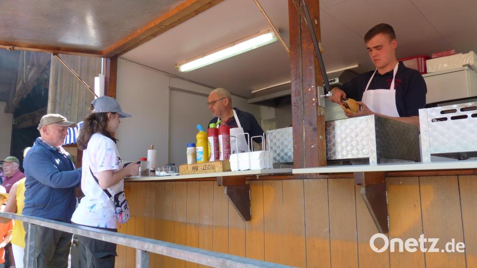 Vizebürgermeister Karl Liegl sorgte mit dafür, das alle satt wurden Bild: sl