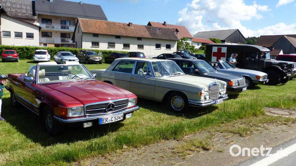 Das Mercedes-Cabrio stand neben der historischen Limousine. Bild: sl