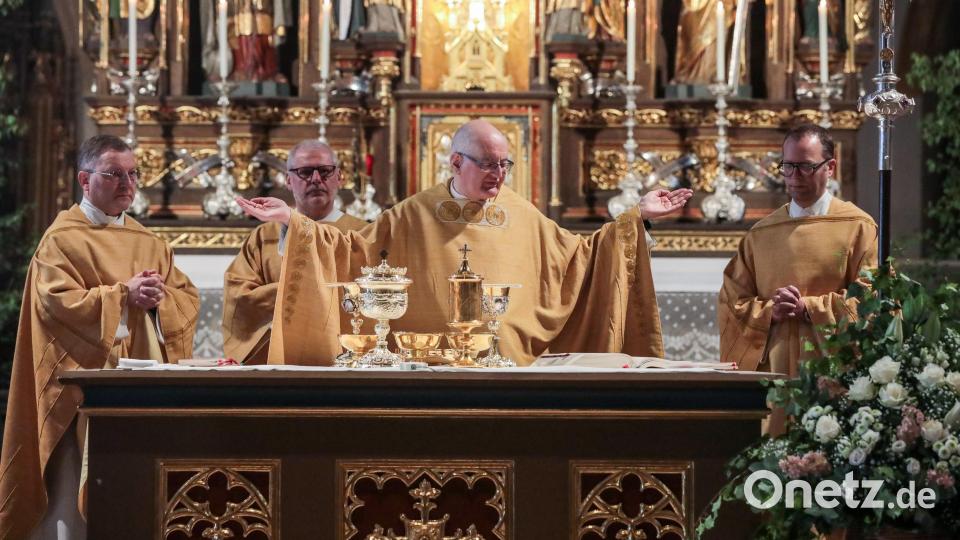 Sie zelebrierten die Messe in der Basilika St. Martin (von links): Markus Brunner (St. Georg), Diakon Richard Sellmeyer, Alois Berzl (St. Michael) und Thomas Helm (St. Martin). Bild: Wolfgang Steinbacher