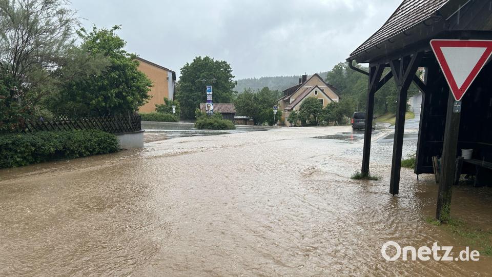 Die Ortsdurchfahrt in Illschwang stand am Dienstagabend nach Starkregen unter Wasser. Bild: no