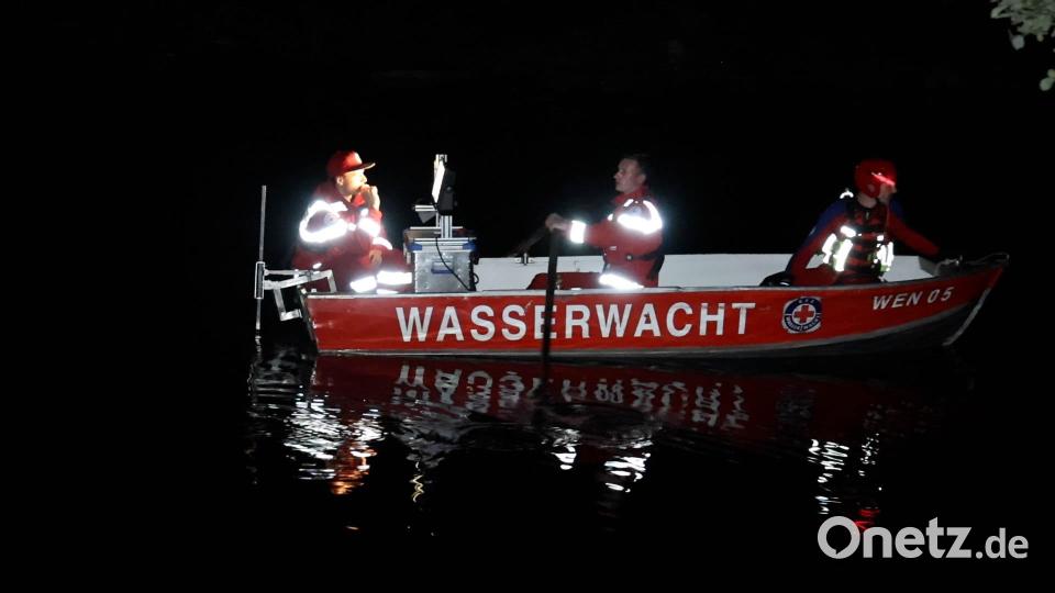 Die Wasserwacht suchte den Flutkanal in Weiden bei der Suche nach einer Person mit einem Sonargerät ab. Bild: Roland Wellenhöfer