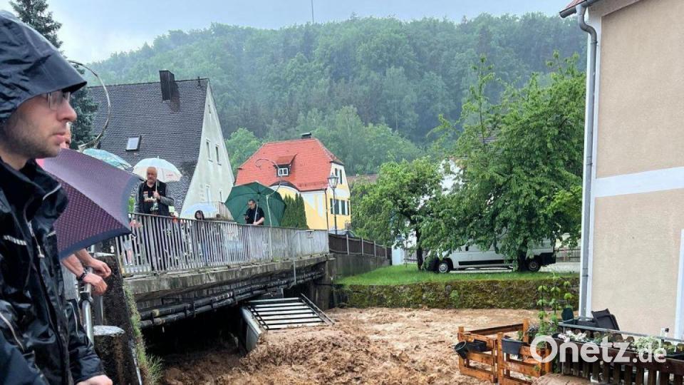 In Kastl (Landkreis Amberg-Sulzbach) verwandelte der Starkregen die Lauterach am Dienstagabend in einen reißenden Strom. Bild: Stefan Braun