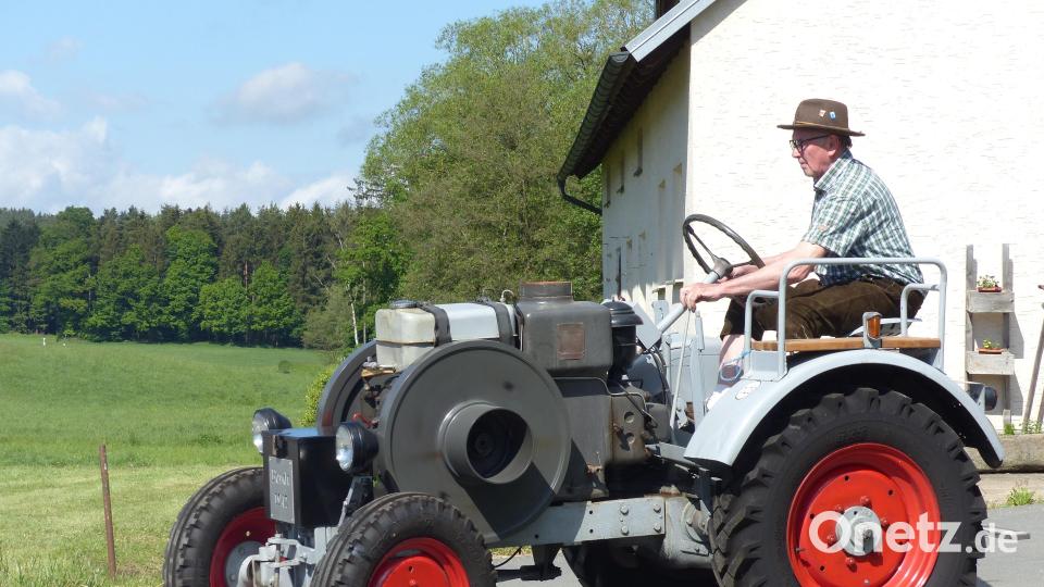 Der älteste Bulldog aus dem Jahr 1942 drehte in Lerau einige Runden. Bild: sl