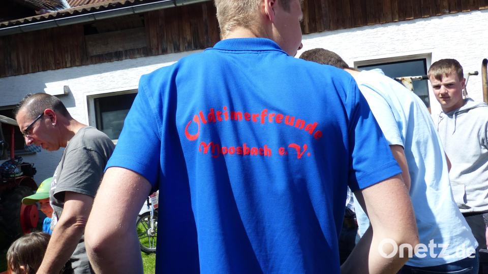 IN markanten T-Shirts waren die Oldtimerfreunde aus Moosbach nach Lerau zum Pfingstfest gekommen. Bild: sl