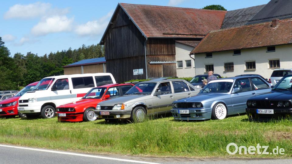Auch die aktuellen Autos der Besucher waren sehenswert. Bild: sl