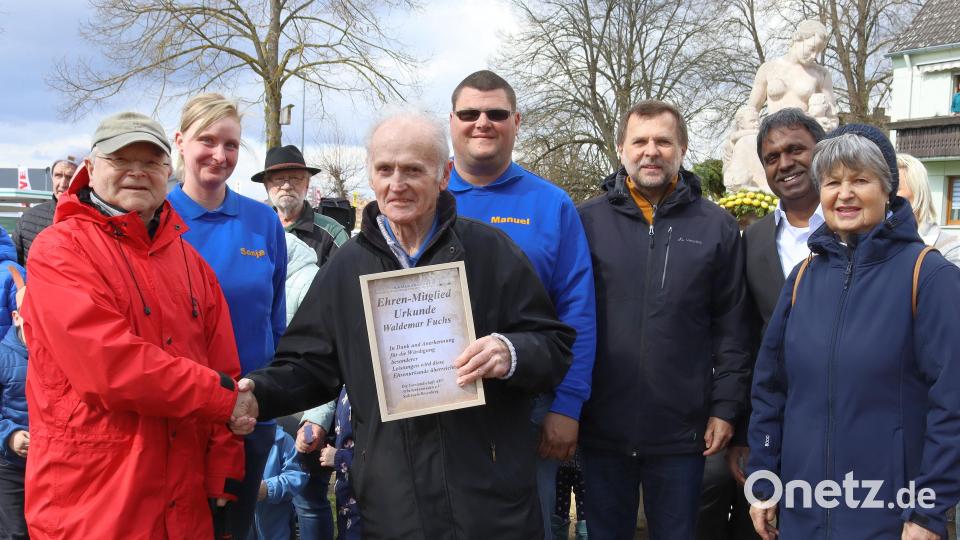 Altbürgermeister Gerd Geismann gratuliert Waldemar Fuchs für 40 Jahre Mitgliedschaft beim Arbeiterkameradschaftsverein (AKV) und seinen unermüdlichen Einsatz beim Osterbrunnenfest in den letzten 30 Jahren. Von links: Gerd Geismann, Sonja Oppermann und Manuel Neidel (Zweite und Erster Vorsitzender AKV), Günter Koller (Zweiter Bürgermeister), Pfarrer Donald, Hildegard Geismann (Dritte Bürgermeisterin). Bild: mfh