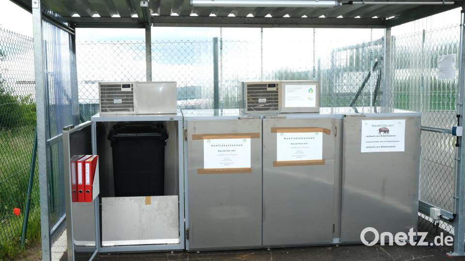 Die Konfiskat-Sammelstelle besteht aus vier Boxen. Links für die Trichinenproben, rechts für den Aufbruch von Wildschweinen und in der Mitte zur Entsorgung von Tierkadavern aller Art. Bild: Hirsch