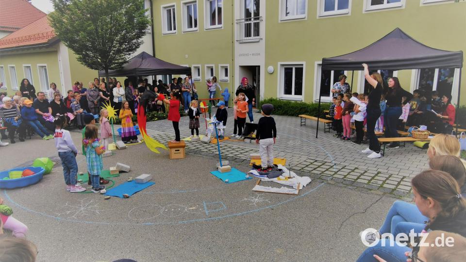 Die Buben und Mädchen der katholischen Kindertageseinrichtung bekommen von den Zuschauern viel Beifall. Bild: gz