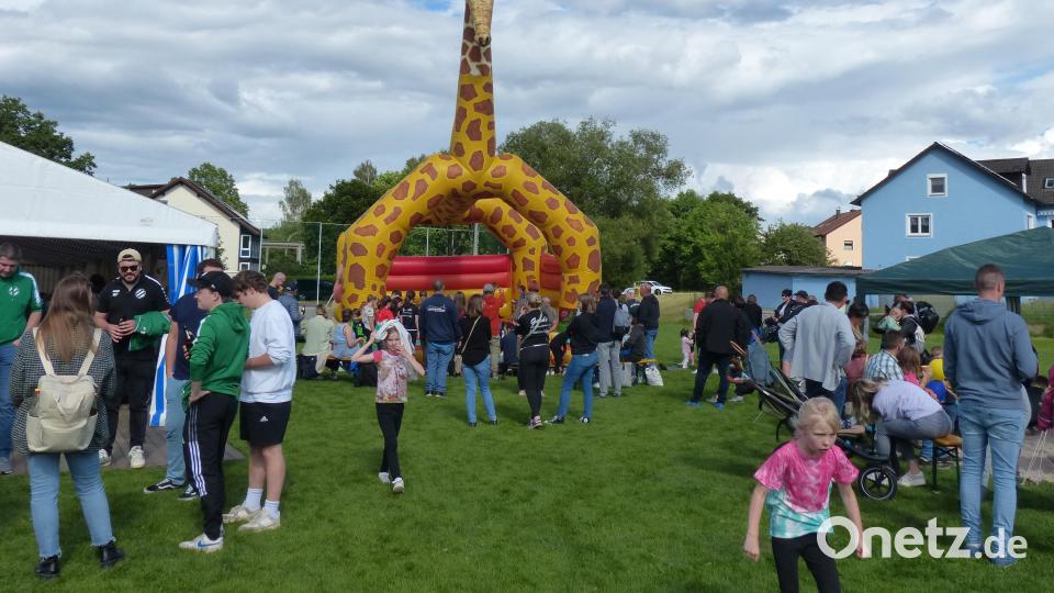 Viele Besucher wollen sich das Sommerfest des SV Kohlberg-Röthenbach anlässlich des 75-jährigen Bestehens nicht entgehen lassen. Bild: hme