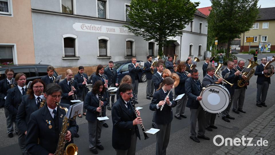 Einen Zapfenstreich spielt die Werkvolkkapelle Schlicht am Vorabend vor Fronleichnam. Bild: sak