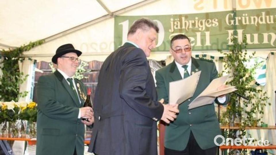 Uwe Friedrich (links) und Bernhard Ernstberger zusammen mit Josef Kraus, der für 50-jährige Mitgliedschaft bei Tell Hundsbach geehrt wurde. Bild: Sarah Schoefl/exb