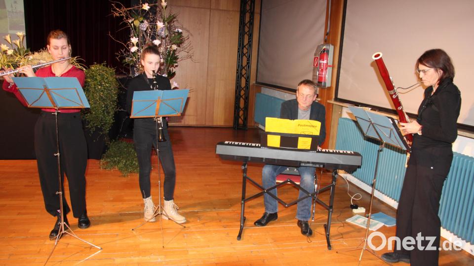 Wie läuft der Unterricht in der Kreismusikschule ab? Einblicke gibt es bei den „Wochen der offenen Tür“. Auf dem Bild Eva Münsterer, Annalena Rustler, Vaclav Eichler und Claudia Neuner (von links) bei einem Auftritt im Januar. Archivbild: kro