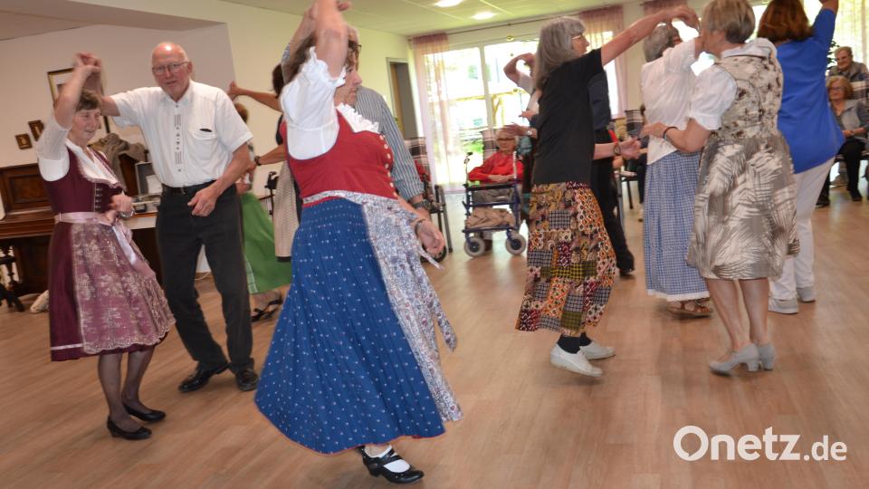 Die OWV-Volkstanzgruppe tanzt in der Wohnanlage und Tagespflege an der Wieskirche. Bild: gi