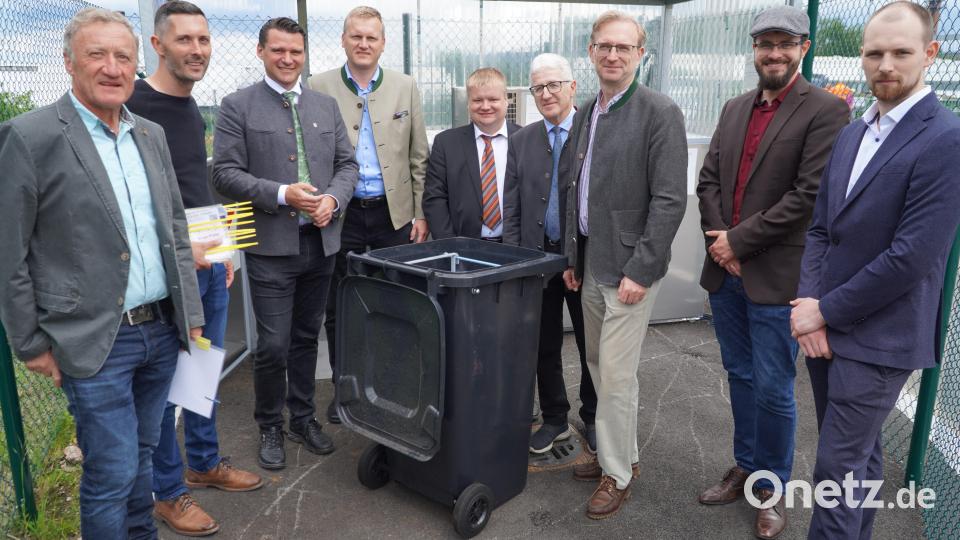 Die Vertreter des Veterinäramtes, Dr. Josef König und Tobias Schießl, Landrat Thomas Ebeling, die Bürgermeister Rudolf Seidl, Thomas Gesche und Robert Wutz, MdL Alexander Flierl, Zweckverbandsgeschäftsführer Sebastian Hauser und Markus Mayer vom bayerischen Wirtschaftsministerium (von links) eröffneten die neue Konfiskat-Sammelstelle. Bild: Hirsch
