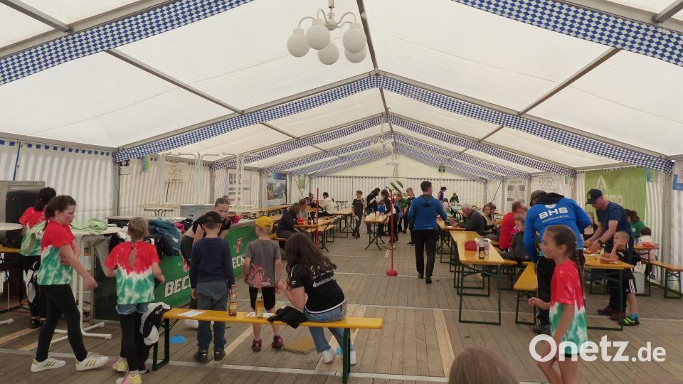 Viele Besucher wollen sich das Sommerfest des SV Kohlberg-Röthenbach anlässlich des 75-jährigen Bestehens nicht entgehen lassen. Bild: hme