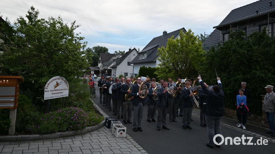 Einen Zapfenstreich spielt die Werkvolkkapelle Schlicht am Vorabend vor Fronleichnam. Bild: sak