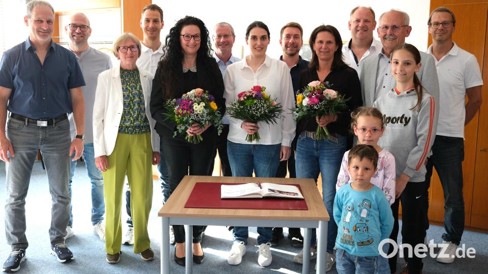 Die DJK-Familie ist zum Empfang ins Steinberger Rathaus gekommen, um den sportlichen Aushängeschildern zu gratulieren. Sie alle trugen sich ins goldene Buch der Gemeinde ein. Vorne die Spielerinnen Silke Riedhammer, Maria Kummetsteiner und Anja Huber (mit Blumen, von links), denen Bürgermeister Harald Bemmerl (Zweiter von rechts) zum Pokalsieg gratuliert hat. Bild: Hirsch