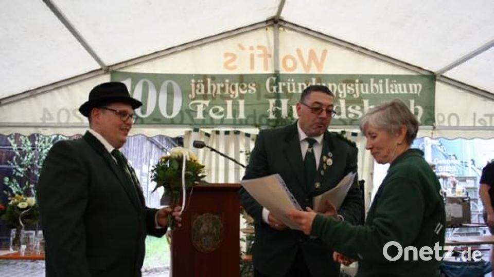 Maria Schicker (rechts, zusammen mit von links Uwe Friedrich und Bernhard Ernstberger) wurde für 40-jährige Treue geehrt. Bild: Sarah Schoefl/exb