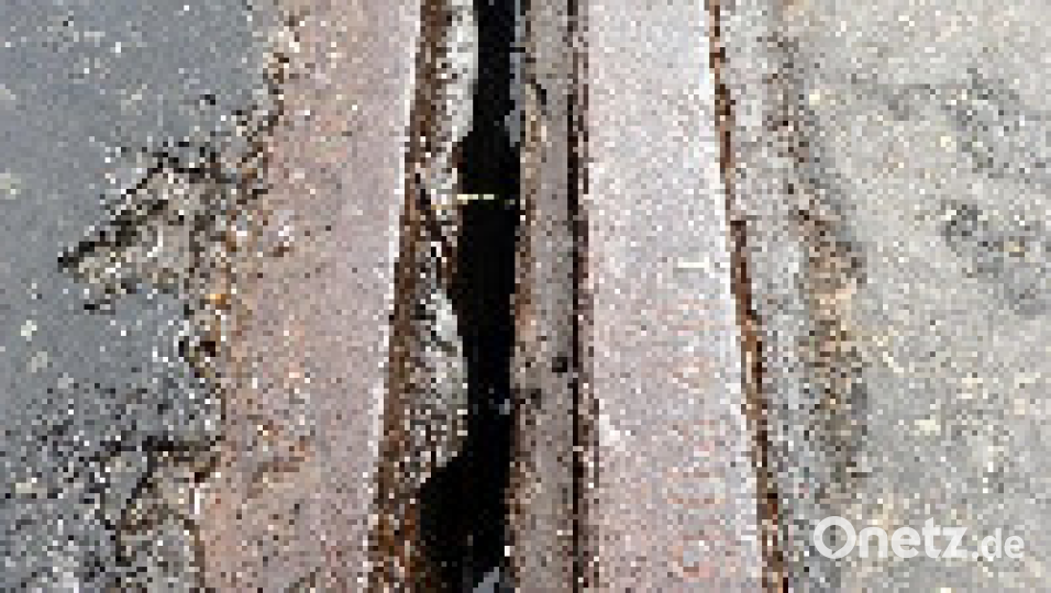 Das Randprofil der Übergangskonstruktion zwischen Brücke und Fahrbahn ist korrodiert, der Dichtungsgummi an dieser Stelle gerissen. Archivbild: Staatliches Bauamt Amberg-Sulzbach