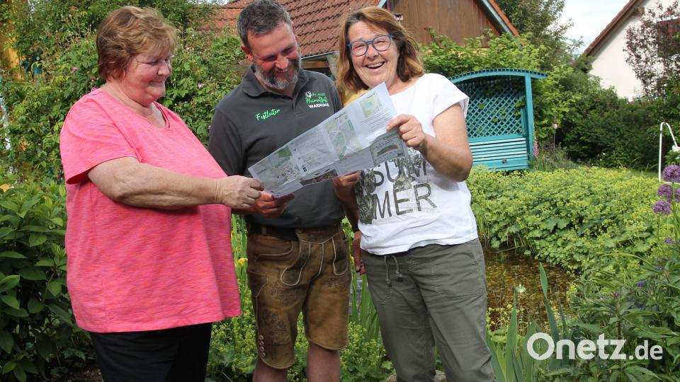 Monika Zeitler-Kals, Festleiter Tobias Kirner und Maria Nistler (von rechts) freuen sich schon auf den "Tag der offenen Gartentür". Bild: pi