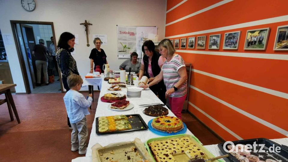 Der Katholische Frauenbund tischt Kuchen, Kaffee und Tee auf. Bild: gz