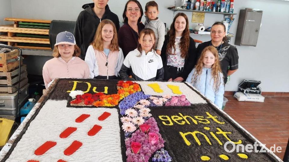 Das Team Jugend und Familie bei der Gestaltung des Blumenteppichs zu Fronleichnam. Bild: Josef Söllner/exb