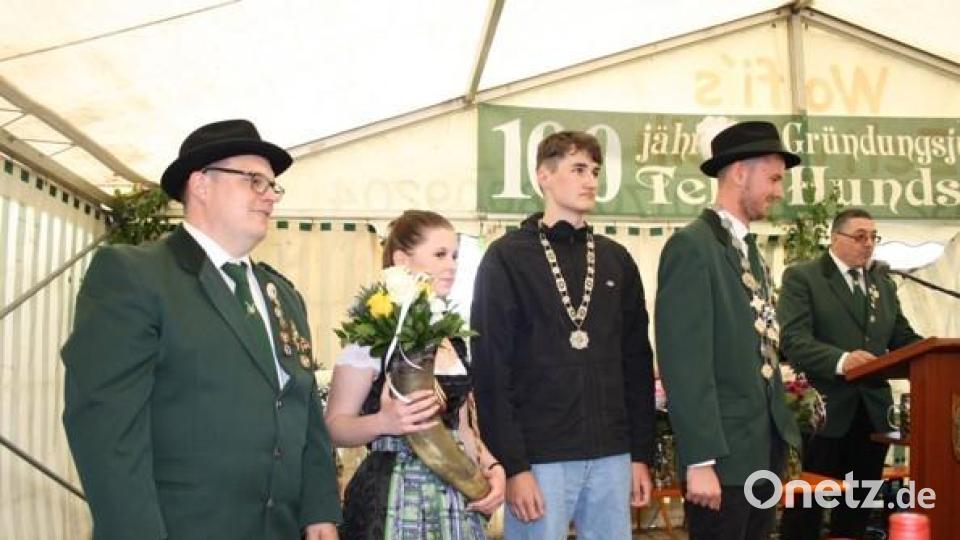 Gekürt wurden die neuen Würdenträger der Tell-Schützen in Hundsbach. Von links Zweiter Schützenmeister Uwe Friedrich, Schützenliesl Sydney Kraus, Jugendkönig Leonhard Kraus, Schützenkönig Lukas Schicker und am Rednerpult Schützenmeister Bernhard Ernstberger. Bild: Sarah Schoefl/exb