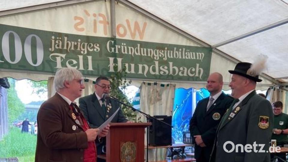 Norbert Kraus (rechts) wurde für seine Verdienste um den Schützenverein Tell in Hundsbach mit einer Auszeichnung des Schützenbezirks Oberpfalz bedacht. Von links Dieter Beer, Bernhard Ernstberger und Florian Greil. Bild: Stefanie Ernstberger/exb