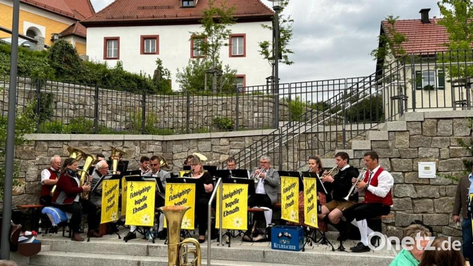 Die Blaskapelle beim &quot;Zapfenstreich&quot;. Bild: Josef Söllner/exb