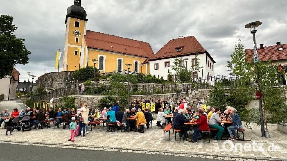 Trotz der schlechten Wetteraussichten kamen viele Besucher zum &quot;Zapfenstreich&quot;. Bild: Josef Söllner/exb