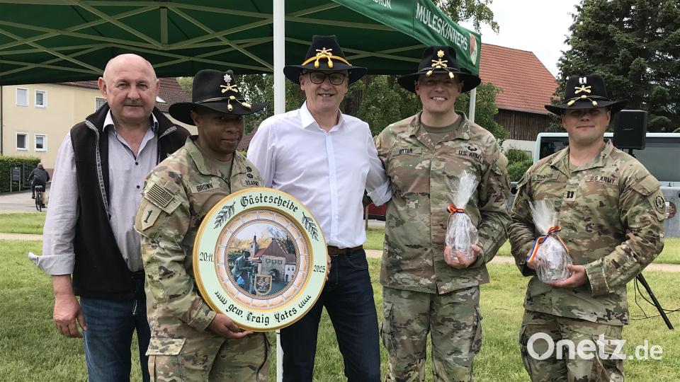 Georg Götz (HKA-Vorsitzender), Commander Keith Brown, Bürgermeister Bernhard Lindner, Major Geoff Utter und Captain Aaron Shafor (von links) freuen sich über die guten freundschaftlichen Beziehungen und die schmucke Gästescheibe. Bild: mma