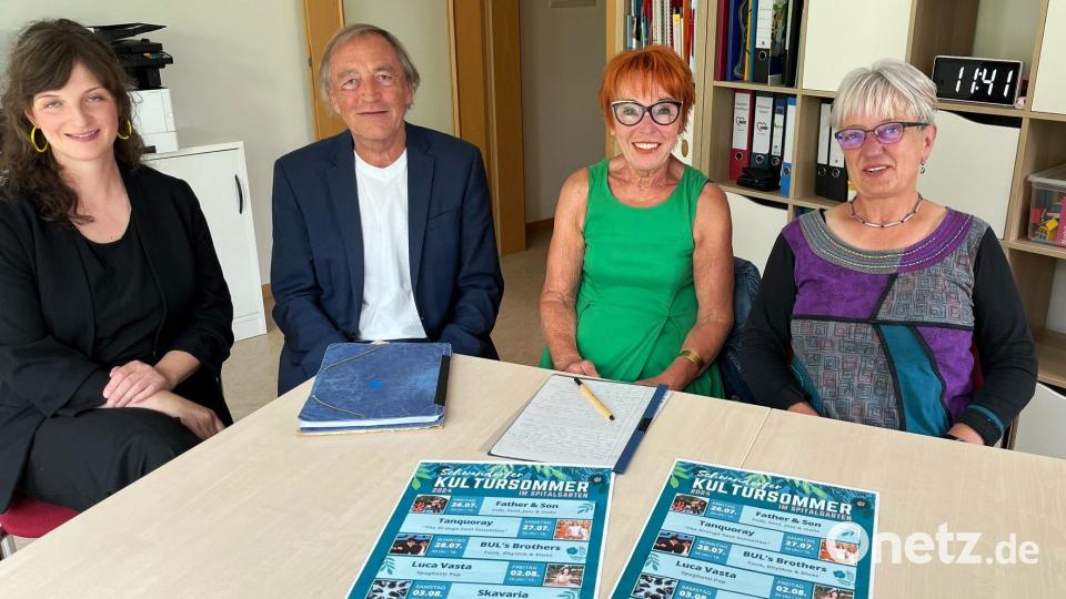 Veronika Peters-Brunner, Franz Schindler, Elisabeth Hirzinger, Uschi Maxim (von links) wollen unter anderem mit Konzerten das Bündnis gegen Rechtsextremismus bekannter machen und für den Erhalt der Demokratie werben. Bild: ihl