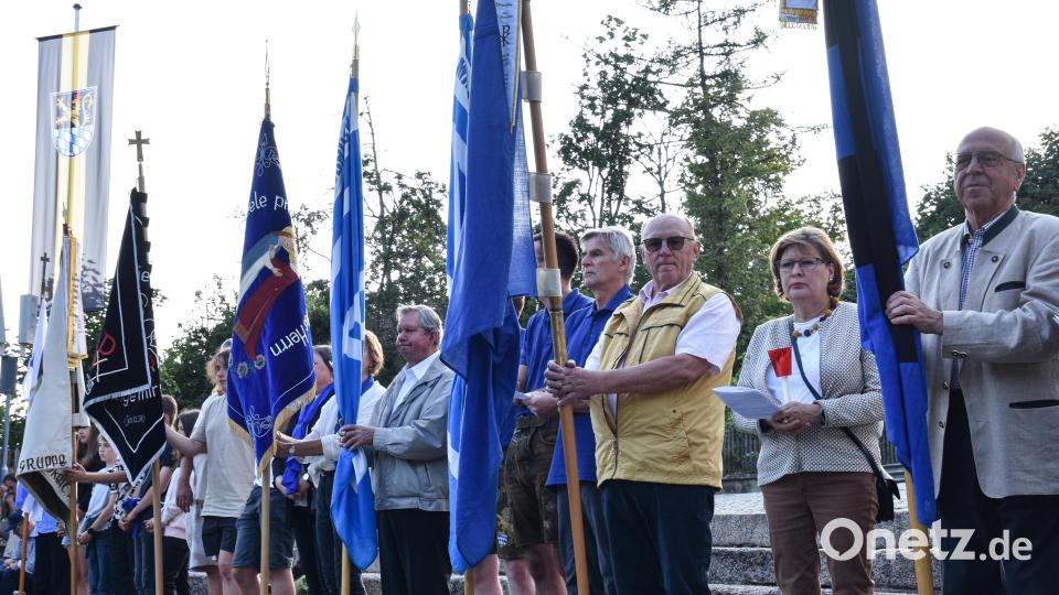 Die Vereine und Verbände beteiligten sich mit ihren Fahnenabordnungen an der Andacht und der sich anschließenden Prozession. Bild: Stephan Huber
