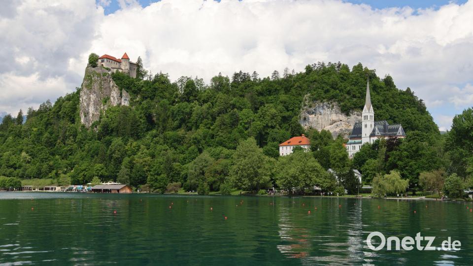 Auf der Rückseite besuchten die Kemnather Gartler noch das malerisch gelegene Bled. Bild: Rupprecht/OGV Kemnath/exb