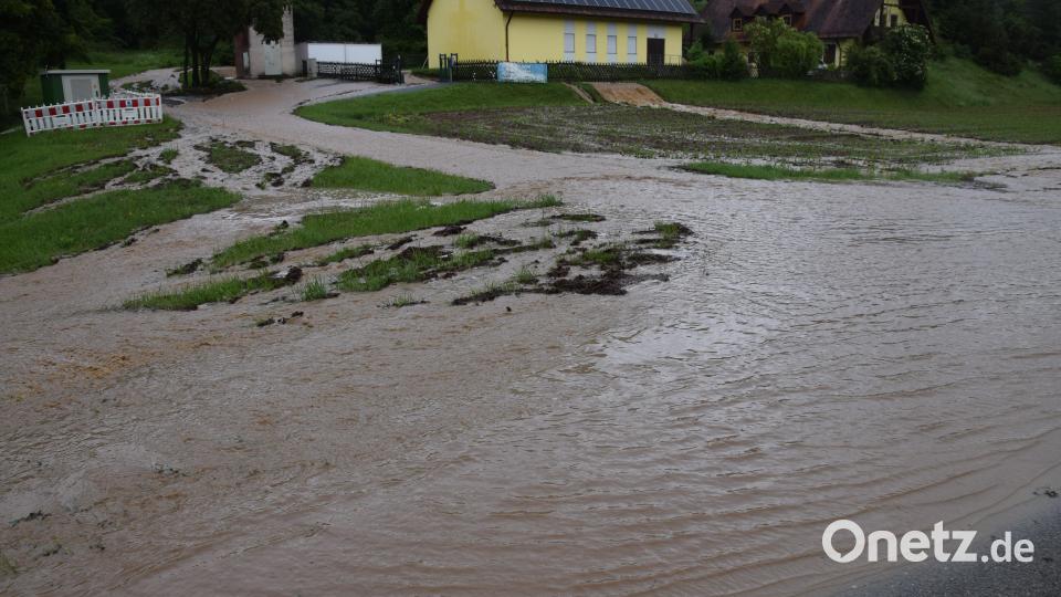 Ein niedergehender Starkregen hat am Samstagnachmittag die Staatsstraße 2165 zwischen Emhof und Pettenhof im Bereich des Betriebsgebäudes des Zweckverbandes zur Wasserversorgung der Vils-Naab-Gruppe teilweise überflutet-. Bild: bö