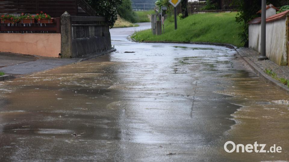 Im Ortskern des Weilers Eglsee war die Staatsstraße 2235 zwischen Eglsee und Mühlberg teilweise überflutet. Bild: bö