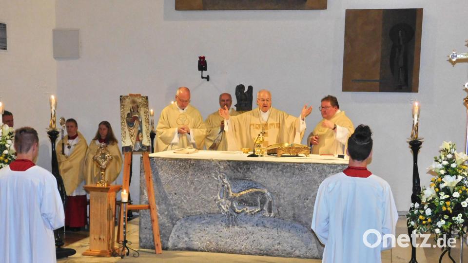 Bischof Rudolf Voderholzer zelebrierte den Festgottesdienst. Bild: whü