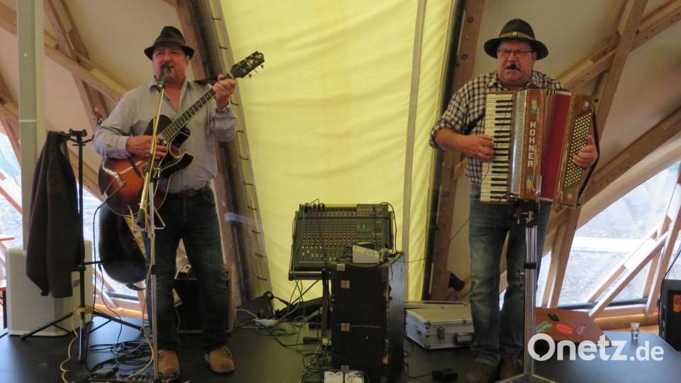 Die „Hoidlbrummer“ sorgen mit Ihrer zünftigen Musik für die passende Stimmung. Bild: adj