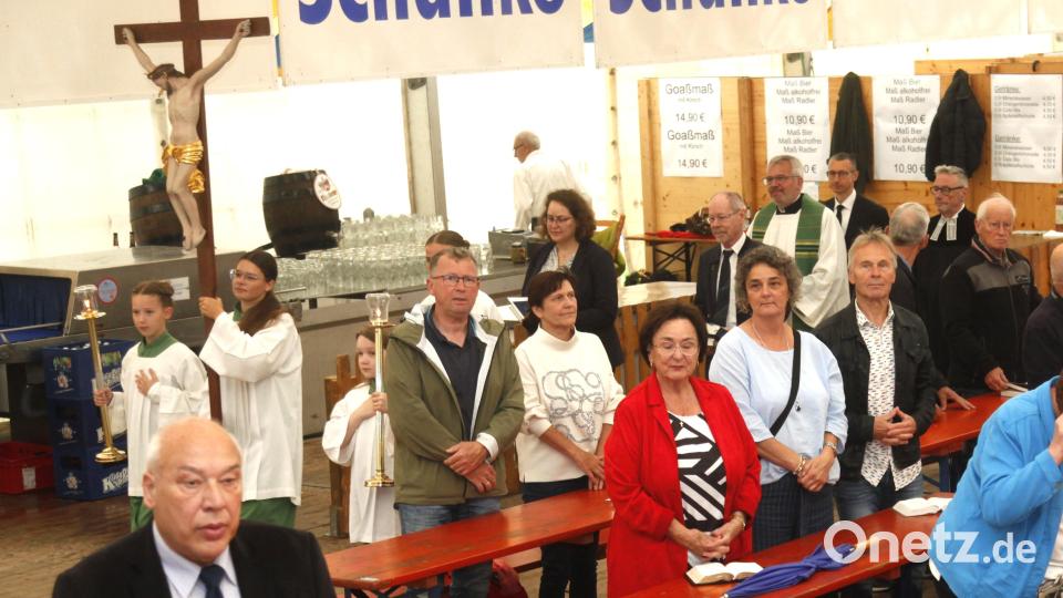 Vertreter der christlichen Kirchen ziehen am Sonntag in das Schwandorfer Volksfestzelt ein und feiern hier erstmals einen ökumenischen Gottesdienst. Bild: Hirsch