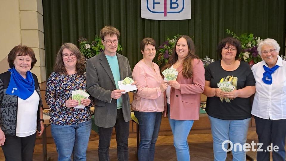 Insgesamt 2000 Euro übergab der Frauenbund Mitterteich an vier Adressaten. Bild: KDFB Mitterteich/exb