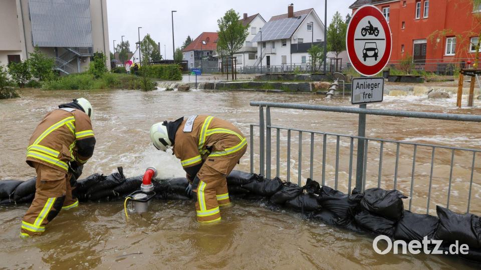 Im baden-württembergischen Ochsenhausen stapeln Einsatzkräfte der Feuerwehr Sandsäcke. Bild: Thomas Warnack/dpa