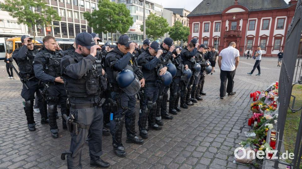 Polizisten trauern auf dem Mannheimer Marktplatz um ihren getöteten Kollegen. Bild: Boris Roessler/dpa