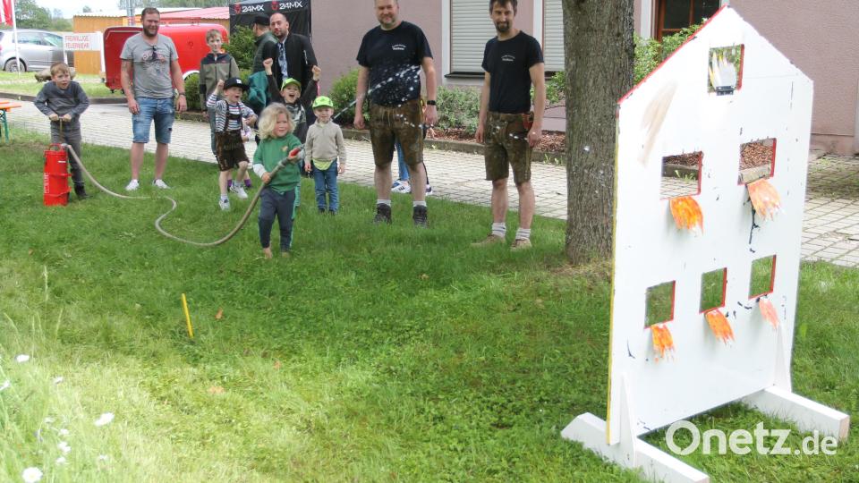 Auch die Kinder haben Spaß, etwa an der Kübelspritze. Bild: pi