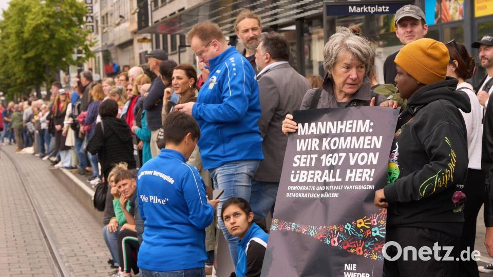 Bürgerinnen und Bürger demonstrieren in Mannheim mit einer Menschenkette gegen Gewalt, Hass und Hetze. Bild: Thomas Frey/dpa